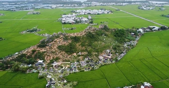 Ngọn núi có hình thù kỳ lạ giữa cánh đồng và truyền thuyết ông&nbsp;khổng lồ