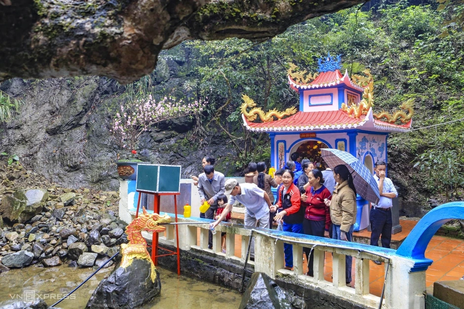 Người d&acirc;n đổ về đền Phủ Na xin 'nước th&aacute;nh'