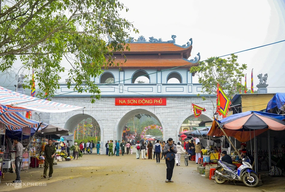 Người d&acirc;n đổ về đền Phủ Na xin 'nước th&aacute;nh'