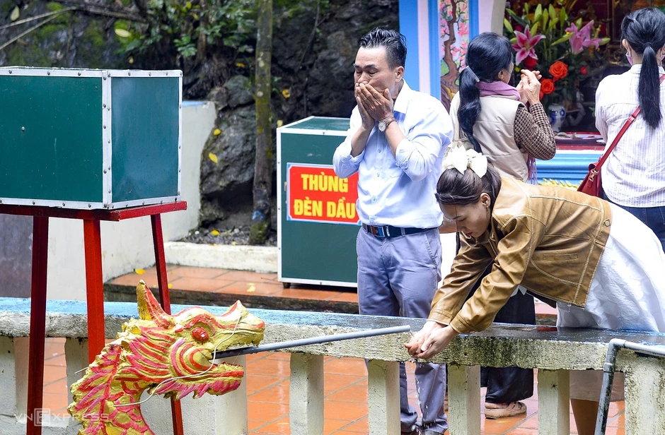 Người d&acirc;n đổ về đền Phủ Na xin 'nước th&aacute;nh'
