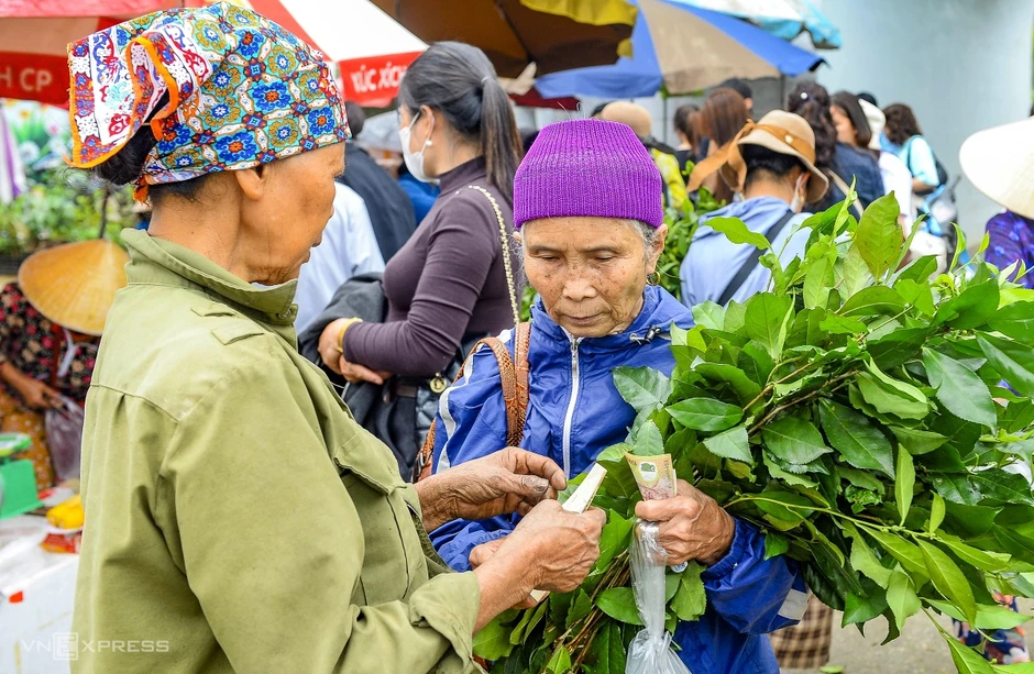 Người d&acirc;n đổ về đền Phủ Na xin 'nước th&aacute;nh'