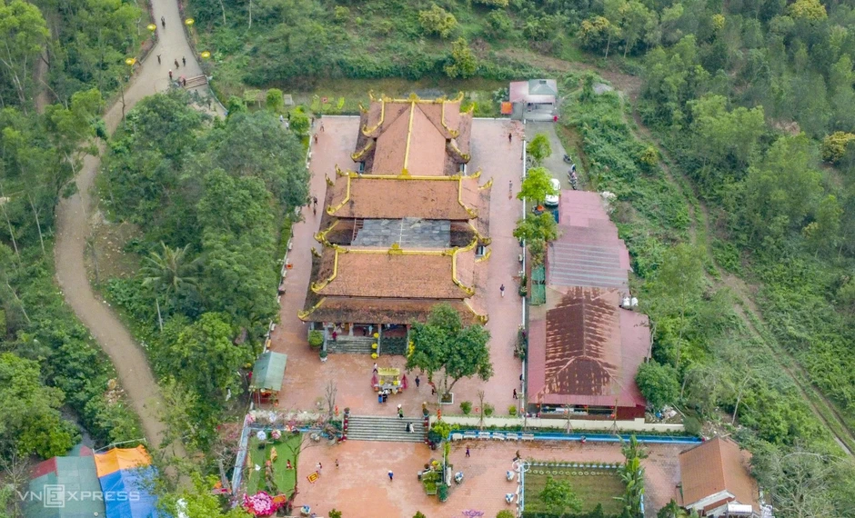 Người d&acirc;n đổ về đền Phủ Na xin 'nước th&aacute;nh'