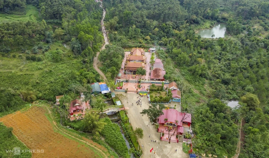 Người d&acirc;n đổ về đền Phủ Na xin 'nước th&aacute;nh'
