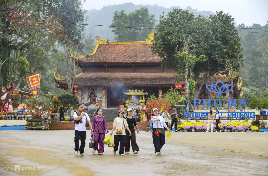 Người d&acirc;n đổ về đền Phủ Na xin 'nước th&aacute;nh'