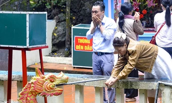 Người dân đổ về đền Phủ Na xin 'nước thánh'