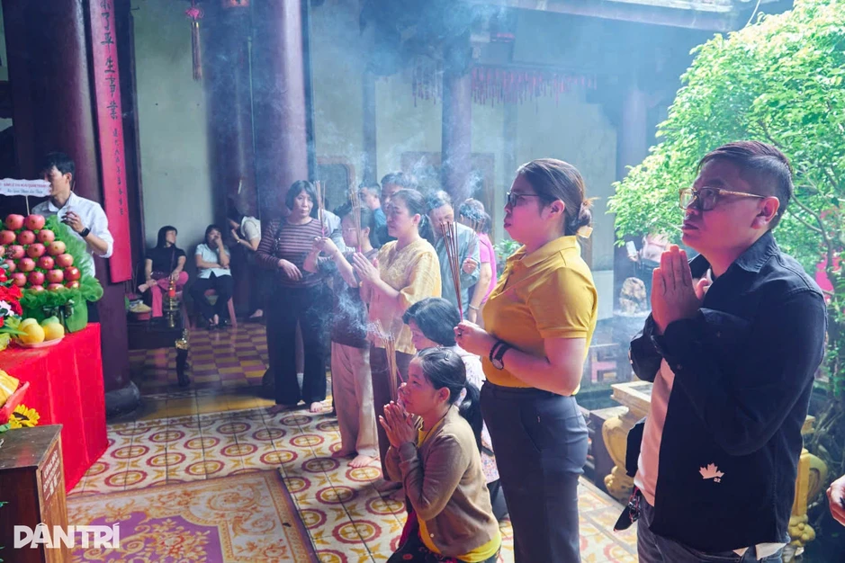 Người dân, du khách cầu tài lộc tại chùa gần 400 tuổi ở Hội An