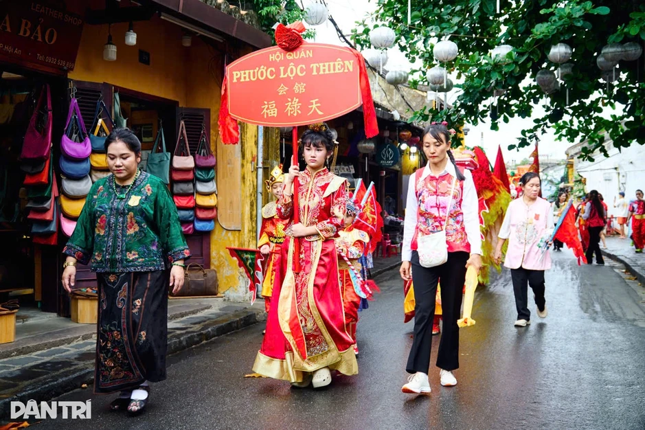 Người dân, du khách cầu tài lộc tại chùa gần 400 tuổi ở Hội An