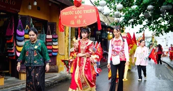 Người dân, du khách cầu tài lộc tại chùa gần 400 tuổi ở Hội An