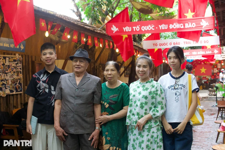 Người dân, du khách hào hứng chụp ảnh bên cờ hoa mừng Tết Độc lập