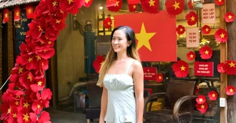 Người dân, du khách hào hứng chụp ảnh bên cờ hoa mừng Tết Độc lập
