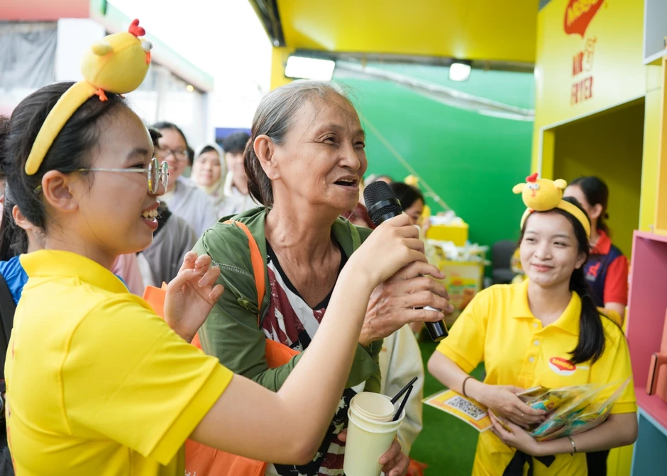 Người dân TPHCM chen chân trải nghiệm ẩm thực, xếp hàng dài chờ đến lượt Người dân TPHCM chen chân trải nghiệm ẩm thực, xếp hàng dài chờ đến lượt