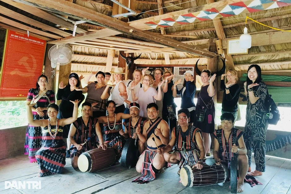 Người phụ nữ Cơ Tu đưa văn hóa bản làng ra thế giới Người phụ nữ Cơ Tu đưa văn hóa bản làng ra thế giới