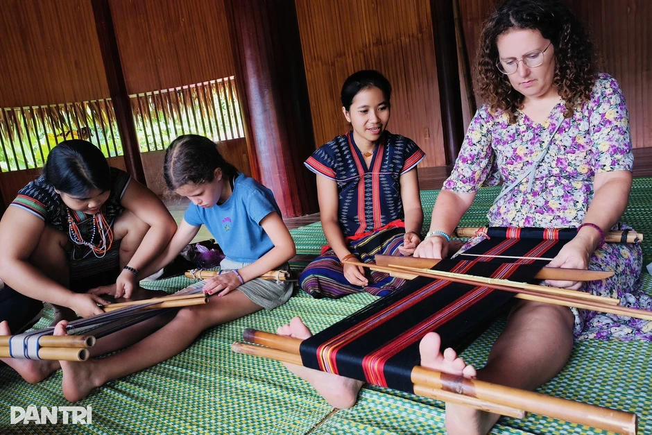 Người phụ nữ Cơ Tu đưa văn hóa bản làng ra thế giới Người phụ nữ Cơ Tu đưa văn hóa bản làng ra thế giới