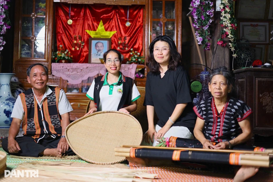 Người phụ nữ Cơ Tu đưa văn hóa bản làng ra thế giới Người phụ nữ Cơ Tu đưa văn hóa bản làng ra thế giới