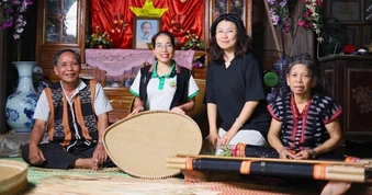 Người phụ nữ Cơ Tu đưa văn hóa bản làng ra thế giới
