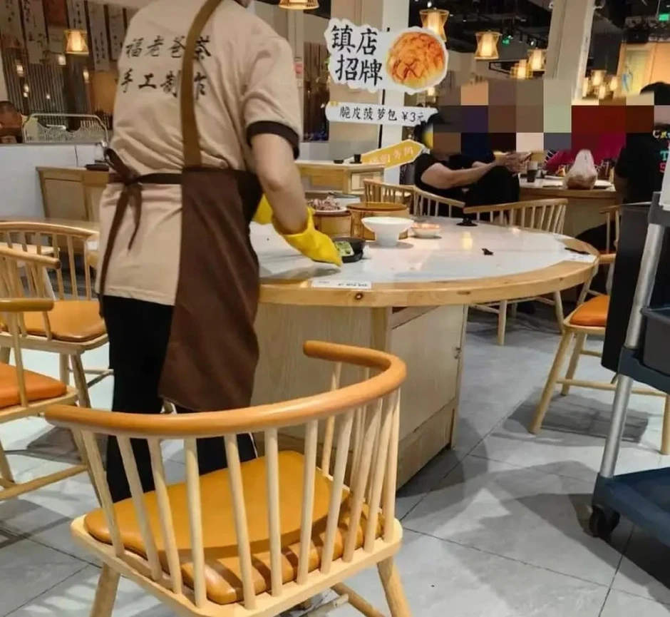 Nhà hàng bày biện đồ ăn thừa của sao nổi tiếng làm chỗ chụp ảnh cho khách Nhà hàng bày biện đồ ăn thừa của sao nổi tiếng làm chỗ chụp ảnh cho khách