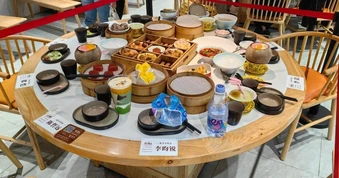 Nhà hàng bày biện đồ ăn thừa của sao nổi tiếng làm chỗ chụp ảnh cho khách