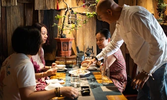 Nhà hàng không thực đơn, khách đến 'ăn bằng niềm tin'