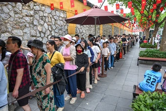 Nhà tù Hỏa Lò chật kín khách tham quan