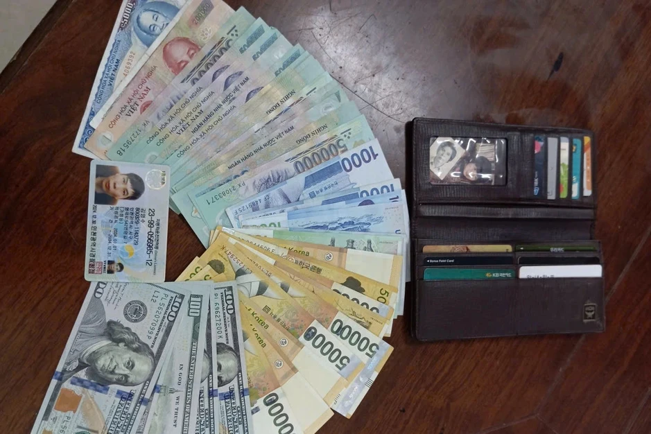 Nhận lại số tiền lớn bị đánh rơi, du khách Hàn Quốc viết thư cảm ơn công an