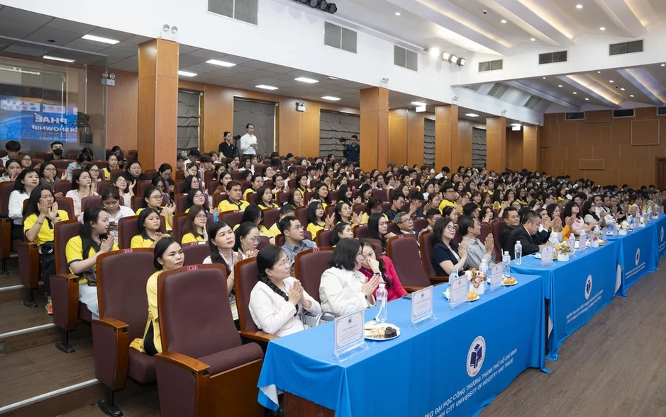 Nhân lực trẻ ngành du lịch trổ tài pha chế và trình diễn điêu luyện