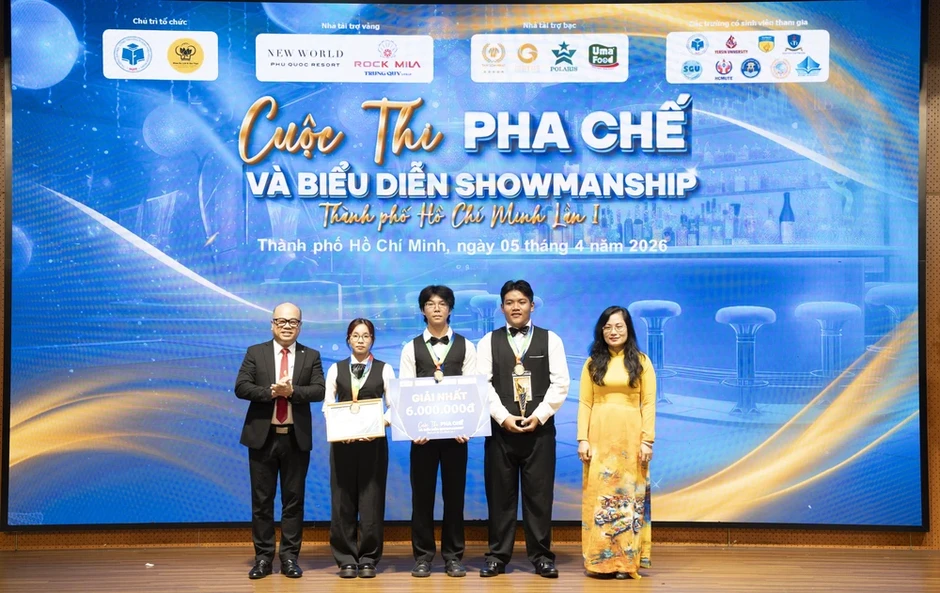 Nhân lực trẻ ngành du lịch trổ tài pha chế và trình diễn điêu luyện