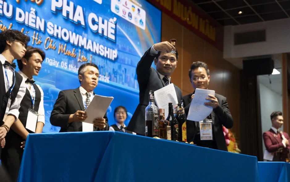 Nhân lực trẻ ngành du lịch trổ tài pha chế và trình diễn điêu luyện