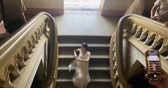 Nhiều du khách "nằm tạo dáng" ở cầu thang cung An Định
