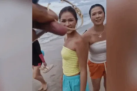 Nữ du khách bật khóc khi lắc vàng rơi xuống biển được tìm thấy Nữ du khách bật khóc khi lắc vàng rơi xuống biển được tìm thấy