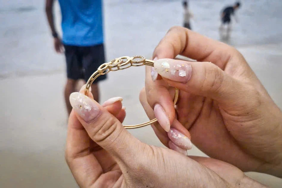 Nữ du khách bật khóc khi lắc vàng rơi xuống biển được tìm thấy Nữ du khách bật khóc khi lắc vàng rơi xuống biển được tìm thấy
