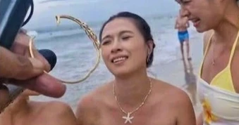 Nữ du khách bật khóc khi lắc vàng rơi xuống biển được tìm thấy