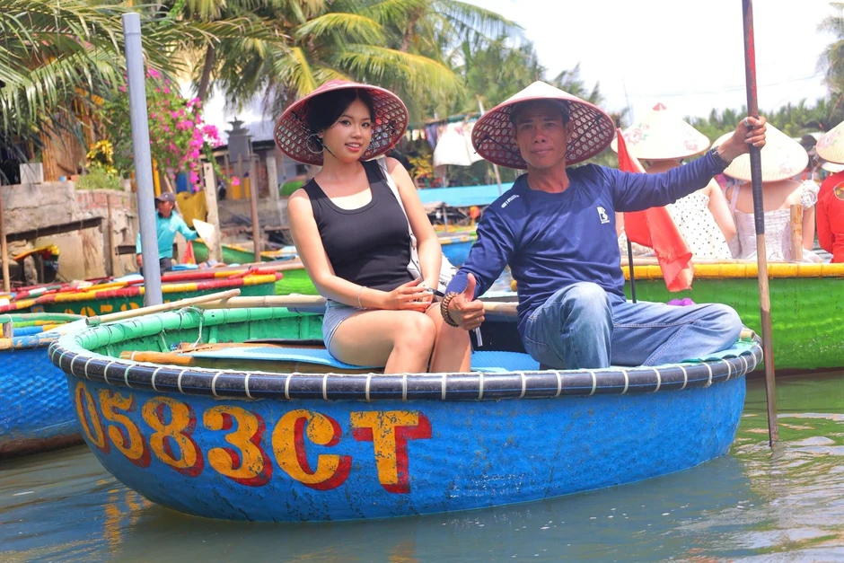 Nữ du khách bất ngờ với động tác nhập vai của người lái thúng ở rừng dừa