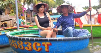 Nữ du khách bất ngờ với động tác nhập vai của người lái thúng ở rừng dừa
