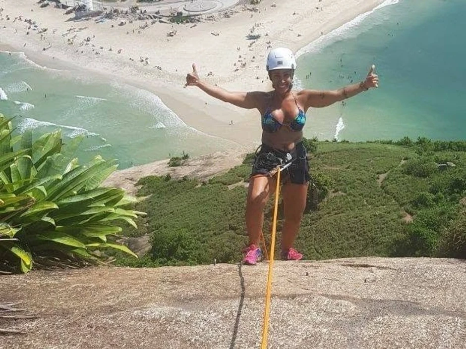 Nữ du khách Brazil mải xịt thuốc, trượt chân rơi xuống vực sâu 30m tử vong Nữ du khách Brazil mải xịt thuốc, trượt chân rơi xuống vực sâu 30m tử vong