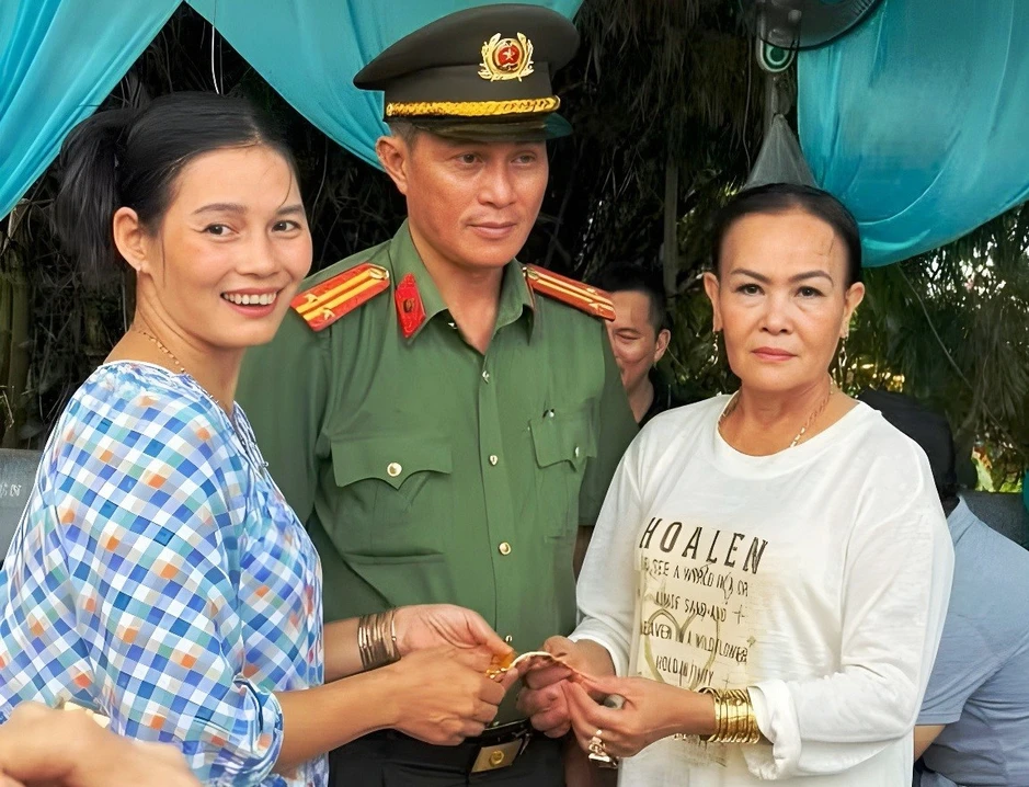 Nữ du khách đánh rơi lắc 1 cây vàng giữa biển người dự lễ hội ở Huế Nữ du khách đánh rơi lắc 1 cây vàng giữa biển người dự lễ hội ở Huế