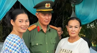 Nữ du khách đánh rơi lắc 1 cây vàng giữa biển người dự lễ hội ở Huế