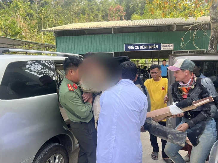 Nữ du khách Pháp gãy chân khi đi xe máy ở Măng Đen, được công an hỗ trợ kịp thời Nữ du khách Pháp gãy chân khi đi xe máy ở Măng Đen, được công an hỗ trợ kịp thời