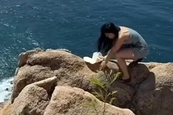 Nữ du khách vượt hàng rào bảo vệ, mạo hiểm “sống ảo” trên vách đá Nữ du khách vượt hàng rào bảo vệ, mạo hiểm “sống ảo” trên vách đá