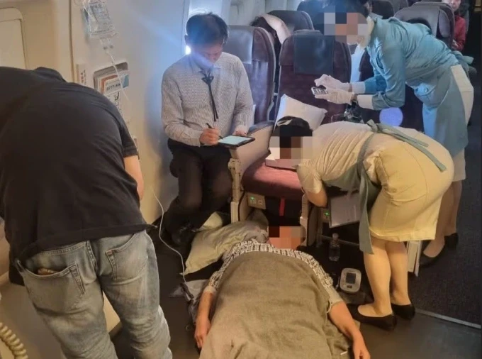 Nữ hành khách đột ngột ngưng thở trên máy bay được nhóm bác sỹ Hàn Quốc cứu Nữ hành khách đột ngột ngưng thở trên máy bay được nhóm bác sỹ Hàn Quốc cứu