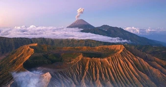 Núi lửa hút khách Việt ở Indonesia mở cửa sau cháy lớn, đón khách giới hạn