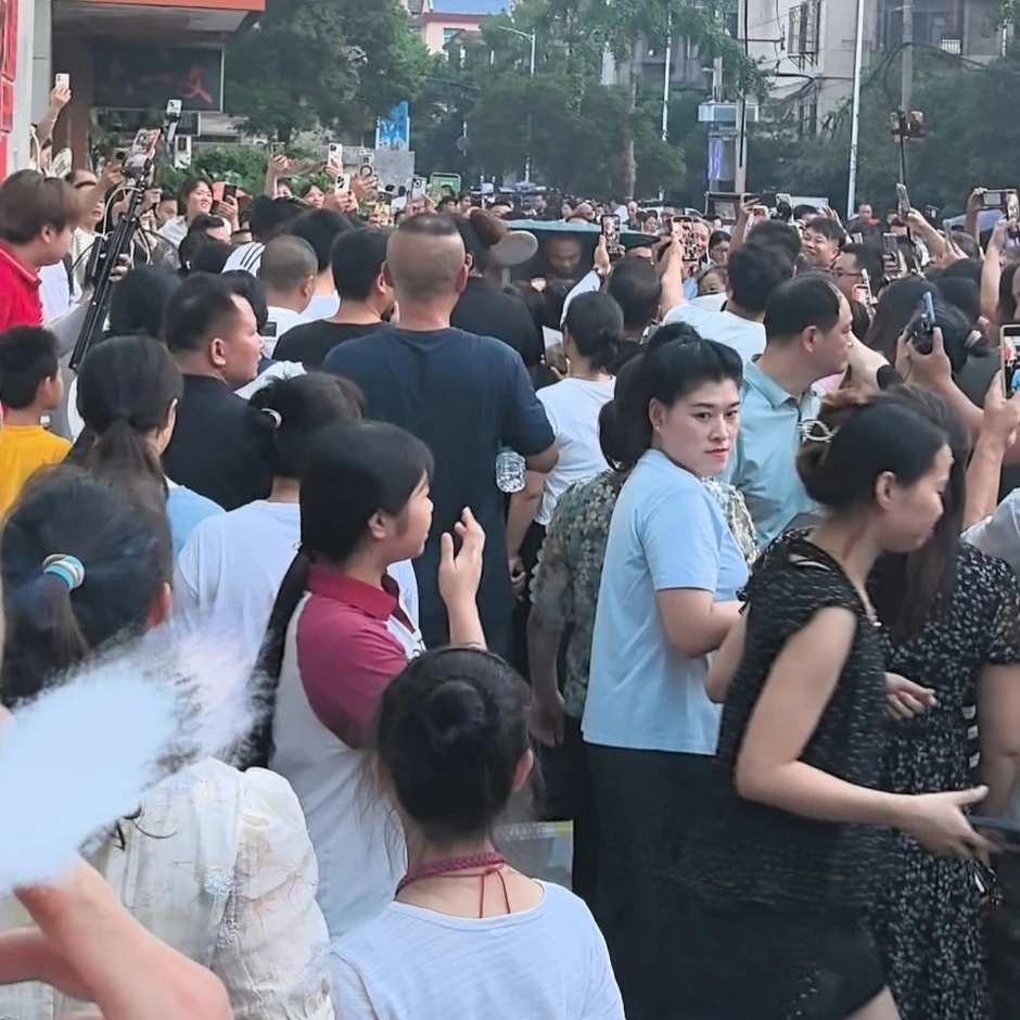 Ông lão Trung Quốc nhảy khi xào phở đổi thay cả thị trấn, khách tới ùn ùn Ông lão Trung Quốc nhảy khi xào phở đổi thay cả thị trấn, khách tới ùn ùn