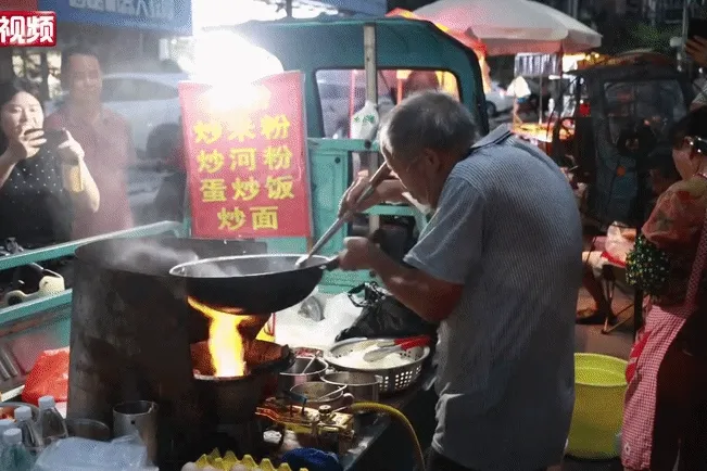 Ông lão Trung Quốc nhảy khi xào phở đổi thay cả thị trấn, khách tới ùn ùn Ông lão Trung Quốc nhảy khi xào phở đổi thay cả thị trấn, khách tới ùn ùn