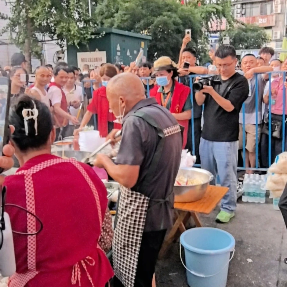 Ông lão Trung Quốc nhảy khi xào phở đổi thay cả thị trấn, khách tới ùn ùn Ông lão Trung Quốc nhảy khi xào phở đổi thay cả thị trấn, khách tới ùn ùn