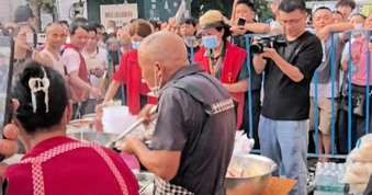 Ông lão Trung Quốc nhảy khi xào phở đổi thay cả thị trấn, khách tới ùn ùn