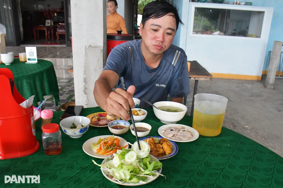Phần cơm giá 35.000 đồng gây tranh cãi... vì quá rẻ Phần cơm giá 35.000 đồng gây tranh cãi... vì quá rẻ