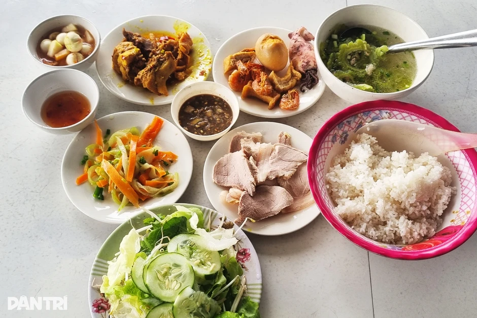 Phần cơm giá 35.000 đồng gây tranh cãi... vì quá rẻ Phần cơm giá 35.000 đồng gây tranh cãi... vì quá rẻ