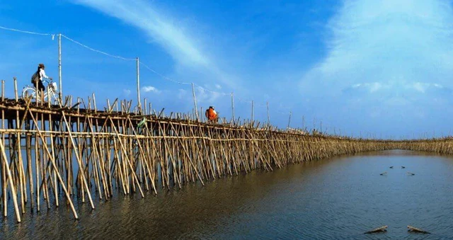 Phát hiện cây cầu kỳ lạ ở nước láng giềng Việt Nam, hằng năm "biến mất" rồi xuất hiện theo cách không ngờ Phát hiện cây cầu kỳ lạ ở nước láng giềng Việt Nam, hằng năm "biến mất" rồi xuất hiện theo cách không ngờ
