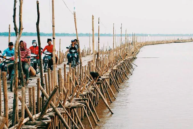 Phát hiện cây cầu kỳ lạ ở nước láng giềng Việt Nam, hằng năm "biến mất" rồi xuất hiện theo cách không ngờ Phát hiện cây cầu kỳ lạ ở nước láng giềng Việt Nam, hằng năm "biến mất" rồi xuất hiện theo cách không ngờ