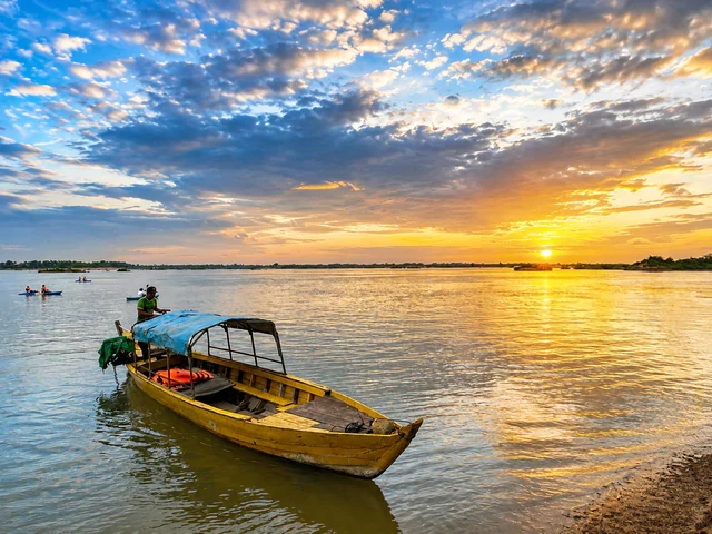 Phát hiện cây cầu kỳ lạ ở nước láng giềng Việt Nam, hằng năm "biến mất" rồi xuất hiện theo cách không ngờ Phát hiện cây cầu kỳ lạ ở nước láng giềng Việt Nam, hằng năm "biến mất" rồi xuất hiện theo cách không ngờ