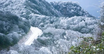 Phát hiện đỉnh núi cao 1.931 m ở Việt Nam, từng lạnh -9°C, mùa đông phủ băng trắng đẹp như châu Âu